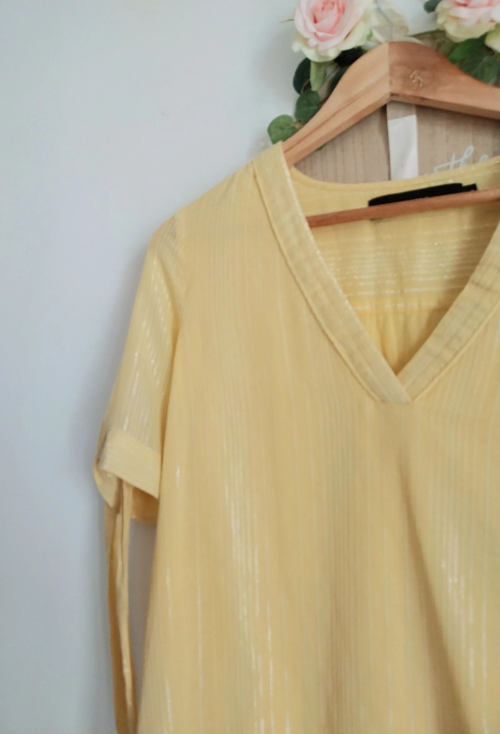 Blusa amarilla paja con rayas finas nacaradas y brillantes Vero Moda Talla 36 – photo 3